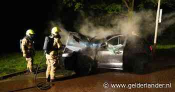 Vuur verwoest auto in Arnhem; vermoedelijk in brand gestoken
