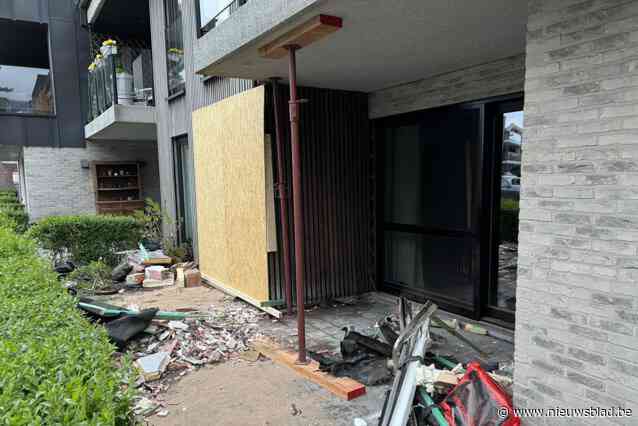 Dronken wegpiraat (19) vlucht voor politie en crasht in gevel van appartementsgebouw: “Hij verloor zelfs een band tijdens achtervolging”