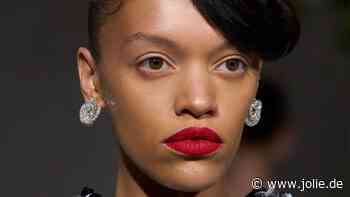 "Feminine Elvis"-Look: Die Frisur für mehr Volumen