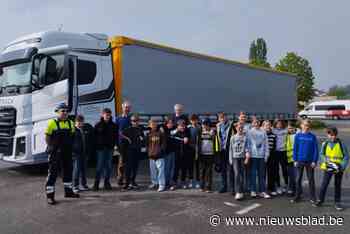 Politie geeft leerlingen van zesde leerjaar les over dode hoek: “Samen werken aan veilige omgeving”