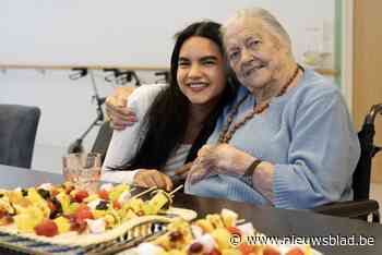 Jonge anderstalige nieuwkomers maken fruitspiesjes met rusthuisbewoners: “Die kinderen hebben al genoeg meegemaakt”