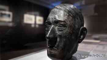 Bedruckt mit Diktatoren: Lehrer kommt mit Hitler-Hemd in die Schule - Anzeige