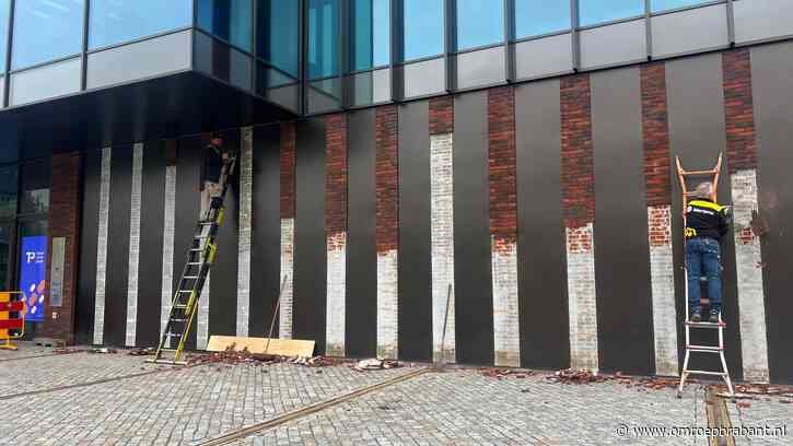 Gevel van nieuw theater (een miljoenenproject) brokkelt nu al af