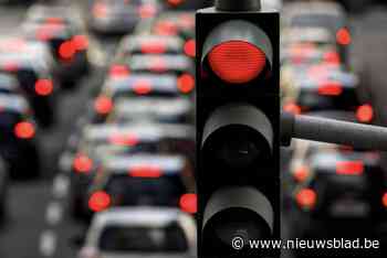 Taxichauffeur rijdt ’s nachts door rood licht dat al 7 seconden op rood stond