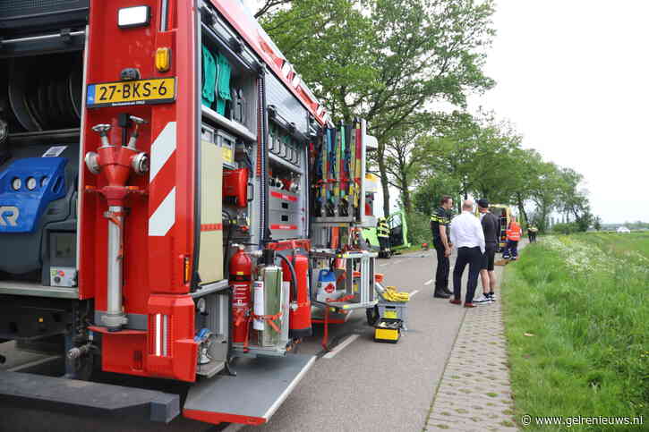 Bestelbus botst tegen boom, bestuurder bekneld