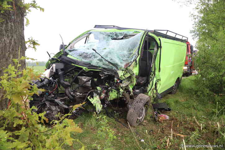Update: Bestuurder bestelbus zwaargewond na botsing tegen boom