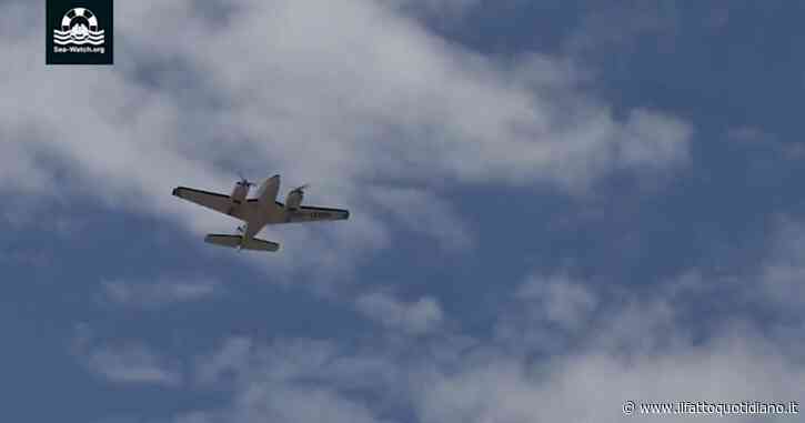 Sea Watch in volo per monitorare un’imbarcazione in pericolo: le immagini dell’aereo in partenza da Lampedusa – Video