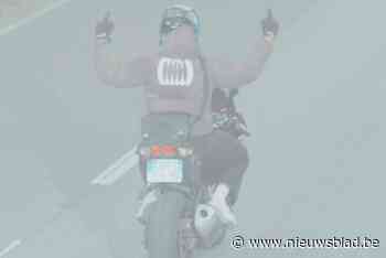 Motorrijder opgepakt die middelvinger uitsteekt naar flitscamera