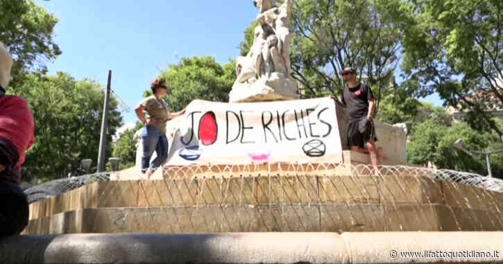 Olimpiadi di Parigi, oltre un migliaio di contestatori a Marsiglia all’arrivo della fiaccola: “Disastro ecologico e sociale”