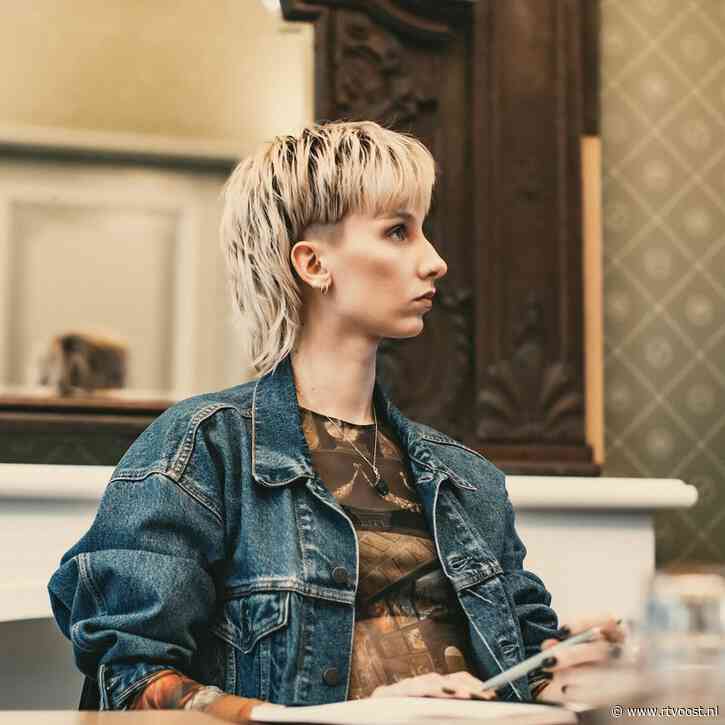 Zwolse slachtoffers homovervolging in 1730 krijgen hun naam terug van spoken word-artiest Sarah