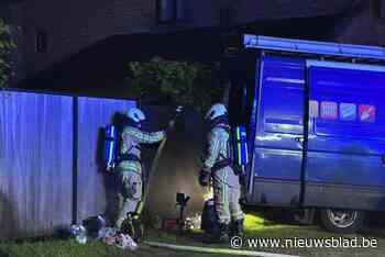 Brandweer kan erger voorkomen bij smeulende brand in bestelwagen