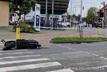 Bromfietser (22) in kritieke toestand afgevoerd na botsing op kruispunt