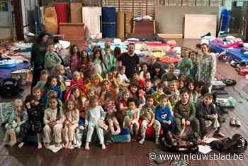 Kleuters en eersteklassers laten Hup en Aap trouwen en overnachten op school