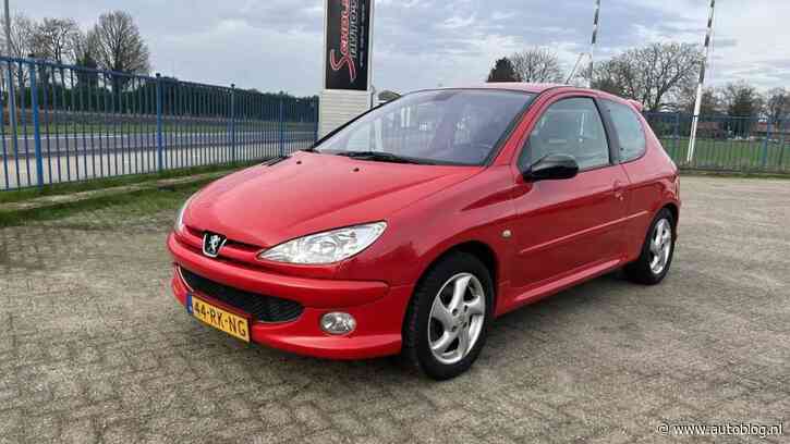 Deze rode Peugeot 206 is eigenlijk een sleeper
