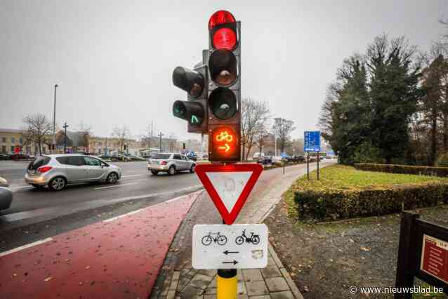 Fietser rijdt door het rood maar moet het uitleggen aan politie