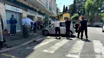 Incidente alla Camiluccia: auto contro una farmacia, feriti padre e figlia