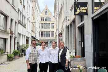 Familie Helsen viert eerste verjaardag van aperobar met unieke Belgische schuimwijnen: “Leuk om uiteenlopende klanten toch veel bij te brengen”