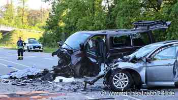 Autos prallen frontal zusammen: Mann stirbt - Fünfköpfige Familie schwerst verletzt