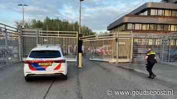 Hekwerk politiebureau geramd door automobilist