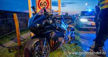 Motorrijder crasht, maar weigert vervolgens hulp en gaat ervandoor