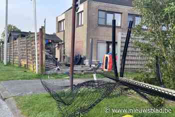Man (31) richt ravage aan met wagen uit wraak nadat buren hem wezen op roekeloos rijgedrag: “Hij raasde door onze voortuin”