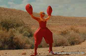 Künstlerin Lenka präsentiert eine Neuinterpretation ihres Hits "The Show"