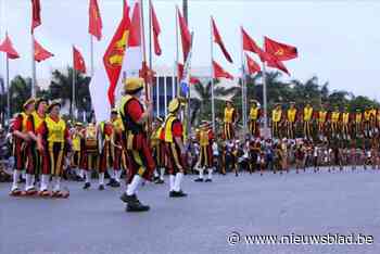 Steltenlopers voor vijfde keer naar Vietnam: “Optreden voor miljoenen kijkers én we gaan hen leren lopen op stelten in overstromingsgebied”