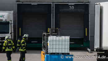 Großeinsatz bei Spedition in Aiging: Säure-Behälter verliert seine Flüssigkeit