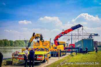 Eerste cruciale stap is gezet: kraan haalt containers van ondergelopen binnenschip op Albertkanaal