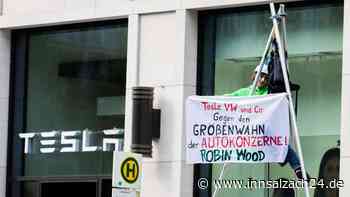 Aktivisten versuchen auf Werksgelände von Tesla vorzudringen