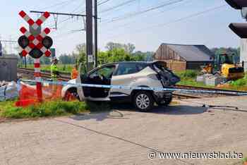 “Ongelooflijk dat die man ongedeerd uit zijn wagen is gestapt”: Auto rijdt gesloten overweg over en wordt gegrepen door trein