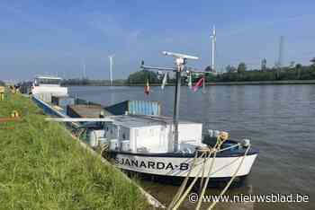Binnenschip op Albertkanaal loopt onder water en begint te kantelen