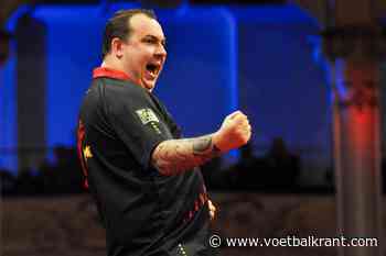 Darter en Antwerpfan Kim Huybrechts reageert nadat hij slagen krijgt na bekerfinale