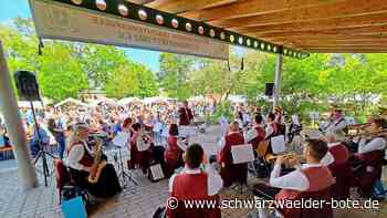 Stimmung in Althengstett: Bier-Tische  durchgängig besetzt