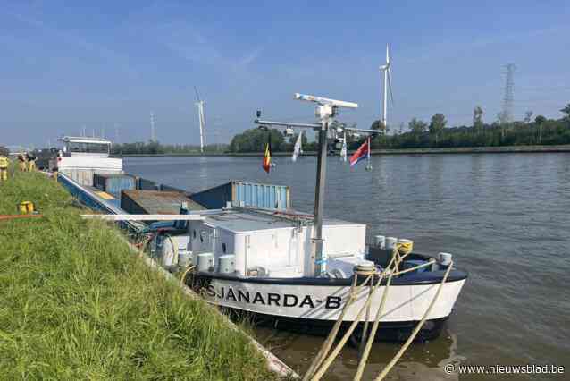 Schip geladen met containers maakt slagzij: “Container getakeld om grote pomp te kunnen inzetten”