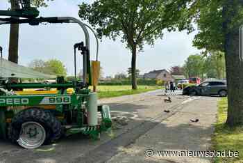 Auto en tractor komen in aanrijding, bestuurder lichtgewond naar ziekenhuis
