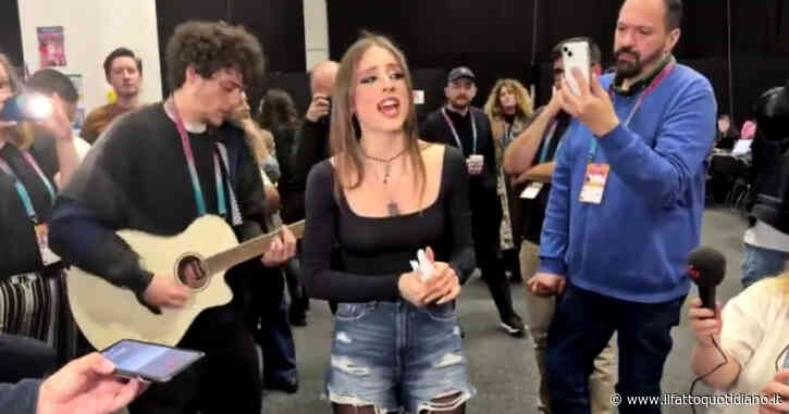 Eurovision, Angelina Mango canta Imagine in sala stampa: “Questo è il messaggio più forte che possa condividere”