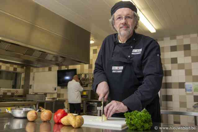 Theo (62) zegt carrière in de bouw vaarwel en gaat als kok op stage bij sterrenzaak Likoké: “Hier word ik veel gelukkiger van”