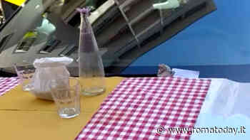 Parcheggia sul marcipaiede e gli apparecchiano il cofano del Suv