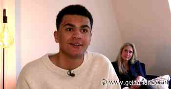 Levi (17) scoort op TikTok met typische uitspraken van moeders: ‘Ik wil met je praten, kijk me aan’