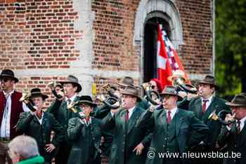 Tachtig muzikanten blazen hoog maar ook harmonieus van kasteeltoren: “Zo gelukkig dat ons instrument erkend werd als erfgoed”