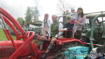 Oldtimer und Bulldogs waren in Altenstadt sauber aufgereiht