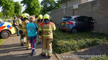 112-nieuws: auto doorboort gevel • file op de A27