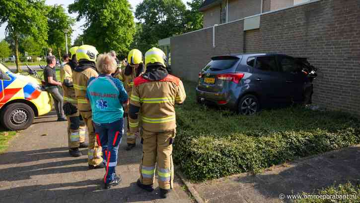 Auto raakt van de weg af en doorboort de gevel van een huis
