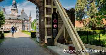 Sloop oude gemeentehuis bedreigt eeuwenoude, scheve kasteelpoort: maatregelen getroffen