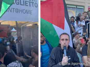 Salone del Libro, i centri sociali forzano il cordone di polizia. C'è anche Zerocalcare