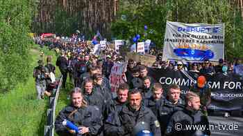 Mehr als 1000 Demonstranten: Polizist wird bei Protest an Tesla-Werk leicht verletzt