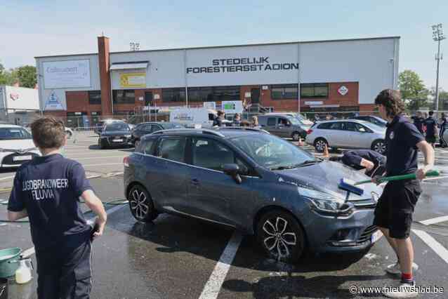 Jeugdbrandweer houdt gigantische carwash op parking Forestiersstadion