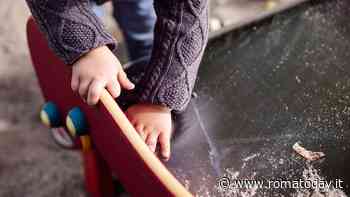 L'odissea quotidiana di mamme e papà. Così Roma ostacola chi vuole fare figli