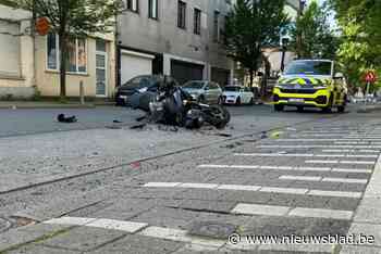Motorrijder gewond nadat hij op auto inreed, 29-jarige naar het ziekenhuis gebracht